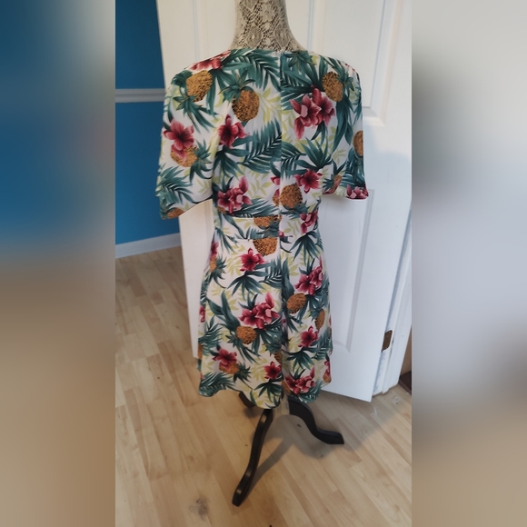 Tropical Symphony Dress with flowers and pineapples - Picture 4 of 7